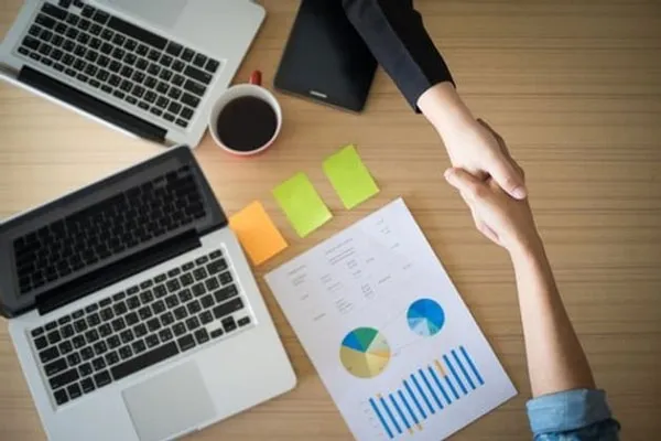 Geschäftsleute schütteln Hände