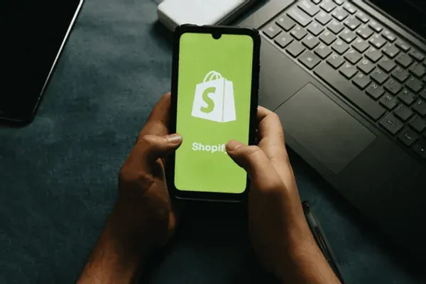 Mann nutzt Shopify auf dem Smartphone